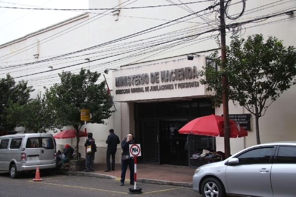 Hacienda socializará reglamentación a ley de jubilación médica y se levanta medida de fuerza | .::Agencia IP::.