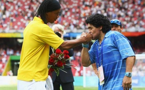 HOY / Maradona se solidariza con Ronaldinho: "Fuerza amigo, la verdad siempre sale adelante"
