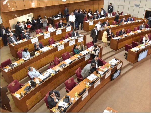 Senadora nuevamente paró sesión para rezar
