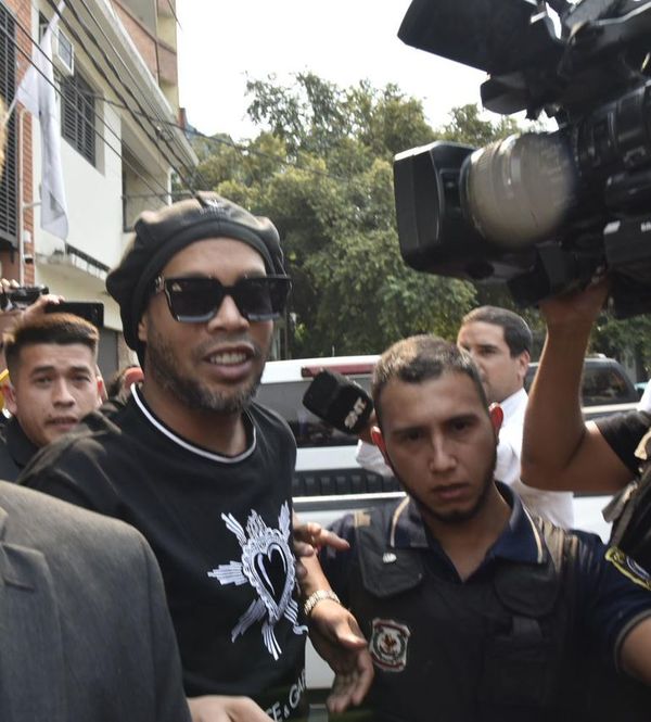 Sousa Lira entregó documentos falsos a Ronaldinho, alega abogado - Nacionales - ABC Color