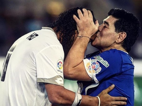 Maradona le desea "fuerza" a Ronaldinho
