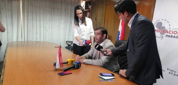 HOY / Alexis Penayo, titular de la Dirección General de Migraciones, presenta su renuncia por no falta de apoyo y respaldo hacia la institución, tras el caso de Ronaldinho