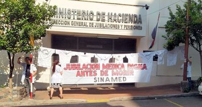 Médicos levantan toma en la Dirección de Jubilaciones  - Ancho Perfil - ABC Color
