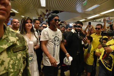 Ronaldhino usó salón de espera 'VIP’ y recibió asistencia en trámites de documentos - Ancho Perfil - ABC Color