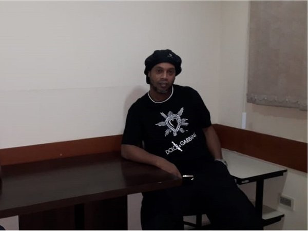 Caso Ronaldinho refleja vigencia de mafia de cédulas y pasaportes falsos