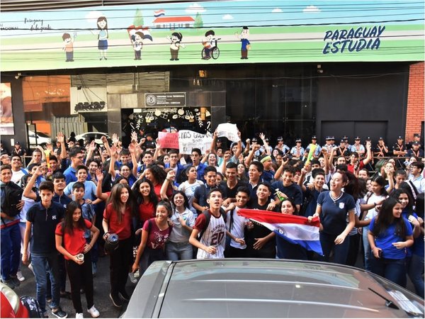 Secundarios reclamaron mejor educación y la salida de Petta