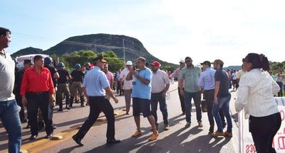 Felicitan a comisario que se plantó ante los hurreros - Política - ABC Color