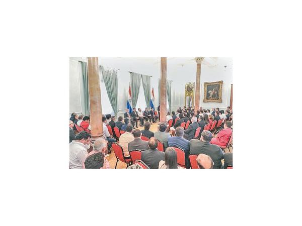 Intendentes van al Palacio y exigen la unidad colorada