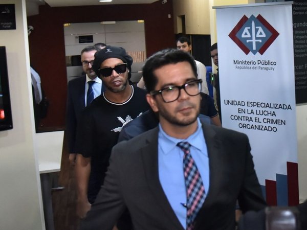 Ronaldinho no será imputado y se irá tras pagar solo una multa