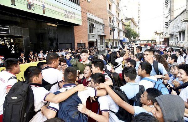 Los estudiantes reiteraron el pedido de renuncia de Petta - Locales - ABC Color