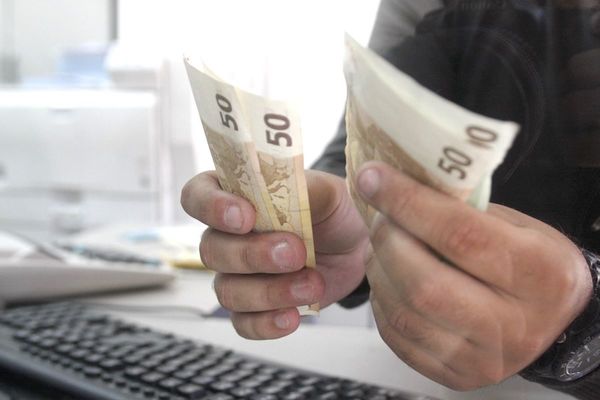 Monedas de la región pierden terreno por aversión al riesgo