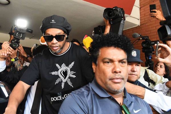 Ronaldinho y su hermano se quedan en el país a disposición de la Fiscalía