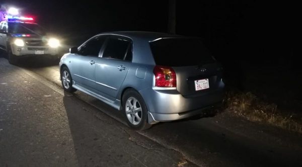 Roban auto, lo abandonan y se llevan la cena de la víctima