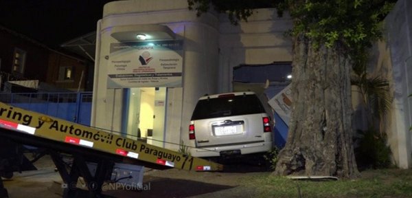 Camioneta pierde la dirección e impacta contra una propiedad | Noticias Paraguay