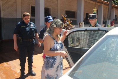 Reclusas rechazan a madre del asesino de Naydelin en la cárcel de mujeres de CDE