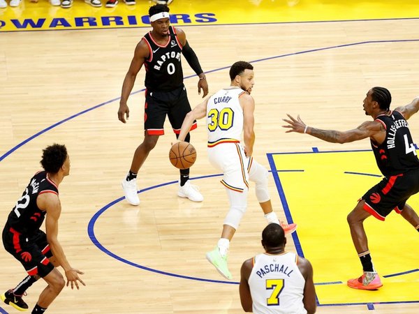 Clippers ganan duelo a Rockets; Raptors a Warriors, en vuelta de Curry