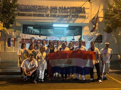 Médicos encadenados en Jubilaciones levantaron la medida de fuerza, pero pueden volver a aplicarla si Hacienda no cumple promesas - ADN Paraguayo