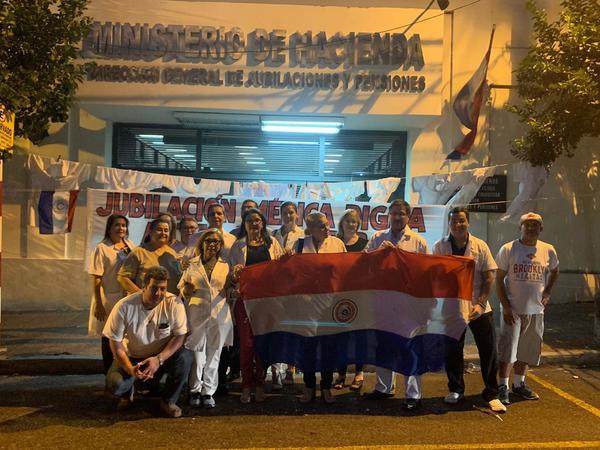 Médicos encadenados en Jubilaciones levantaron la medida de fuerza, pero pueden volver a aplicarla si Hacienda no cumple promesas - ADN Paraguayo