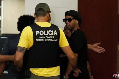 Ronaldinho quedará libre tras señalar a responsables del esquema de falsificación - Paraguay Informa