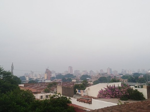 Humo proveniente de incendios forestales cubrió el cielo asunceno