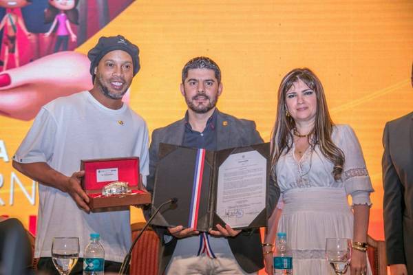 Empresaria que trajo a Ronaldinho, investigada por la SET por evasión y lavado de dinero - ADN Paraguayo