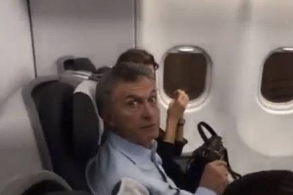 Macri escrachado en un avión: "Ladrón, arruinaste el país"