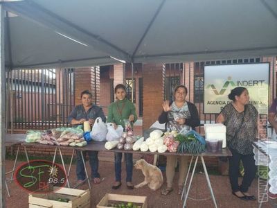 Pequeños productores rurales promueven feria de productos frente al Indert