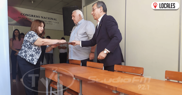 Yacyretá entregó pupitres para instituciones educativas de Itapúa