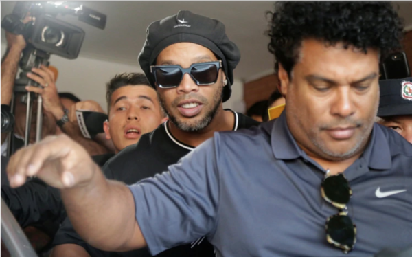 HOY / Buscaban "paraguayizar" a  Ronaldinho y anuncian que van detrás de gente conocida