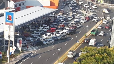 HOY / Furor y caos vehicular en Asunción por combustible gratis en estación de servicio