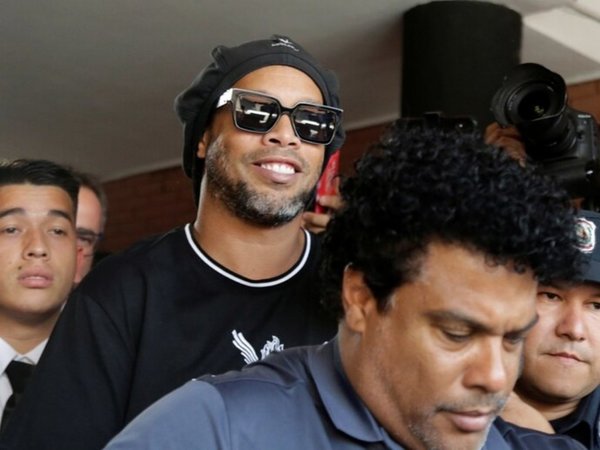 Ronaldinho culpa a empresario brasileño de darle los documentos falsos