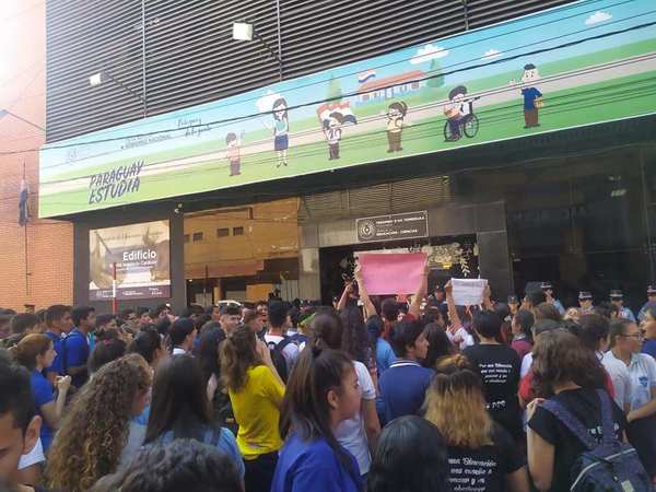 Petta no recibió a miembros de la FENAES y se reunió solo con representantes del CTN - ADN Paraguayo