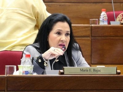 Senadora Rezó en plena sesión y le bajaron la caña