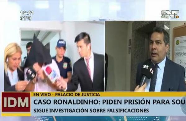 Caso Ronaldinho: Piden prisión para el empresario Souza Lira - SNT