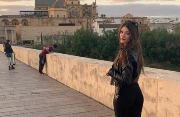Joven pide que editen su foto para borrar a un hombre que sale al fondo y así quedó - C9N