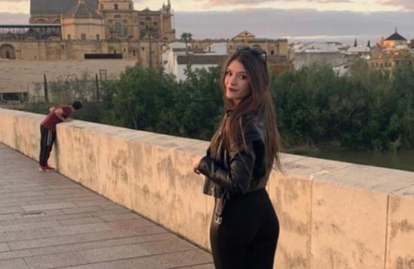 Joven pide que editen su foto para borrar a un hombre que sale al fondo y así quedó - SNT
