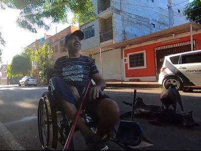 Barre las calles sobre una silla de ruedas