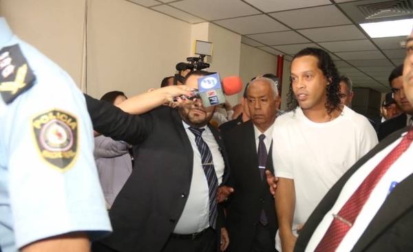 HOY / Ronaldinho comparece ante el juez en Tribunales