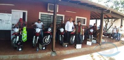 Diputado Juancho Acosta hace entrega de diez motocicletas a ingenieros agrónomos