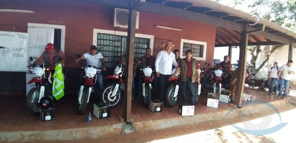 Diputado Juancho Acosta hace entrega de diez motocicletas a ingenieros agrónomos