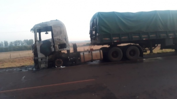 Camión arde en llamas sobre la Ruta 07 y conductor sale ileso
