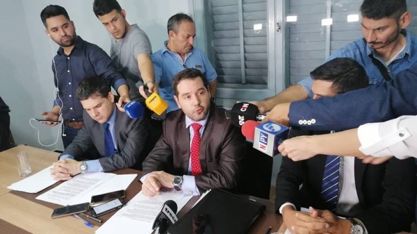 HOY / Tras 'regalo' a Ronaldinho, 3 abogados abandonan a la empresaria y 'benefactora'