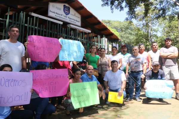 Unos 500 alumnos están sin maestros en escuela de CDE - Paraguay Informa