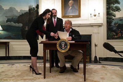 Trump promulga presupuesto para combatir coronavirus
