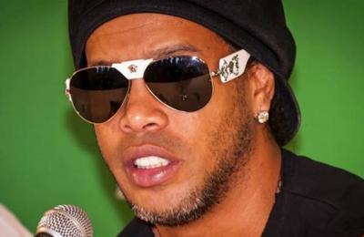 Sigue el escándalo de Ronaldinho: autoridades posaron para la foto mientras esperaba ser liberado - C9N