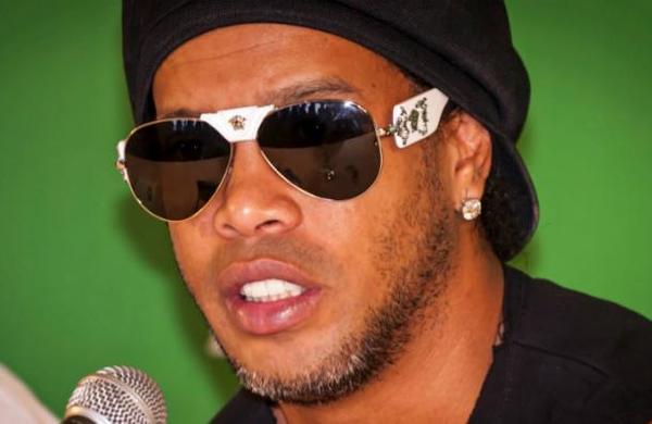 Sigue el escándalo de Ronaldinho: autoridades posaron para la foto mientras esperaba ser liberado - C9N
