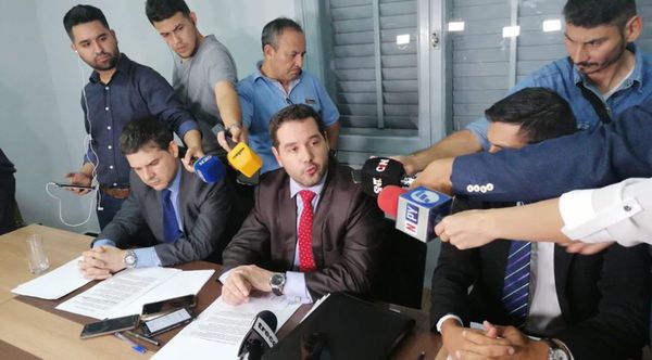 Caso Ronaldinho: Ante falta de acuerdo, abogados abandonan a Dalia López