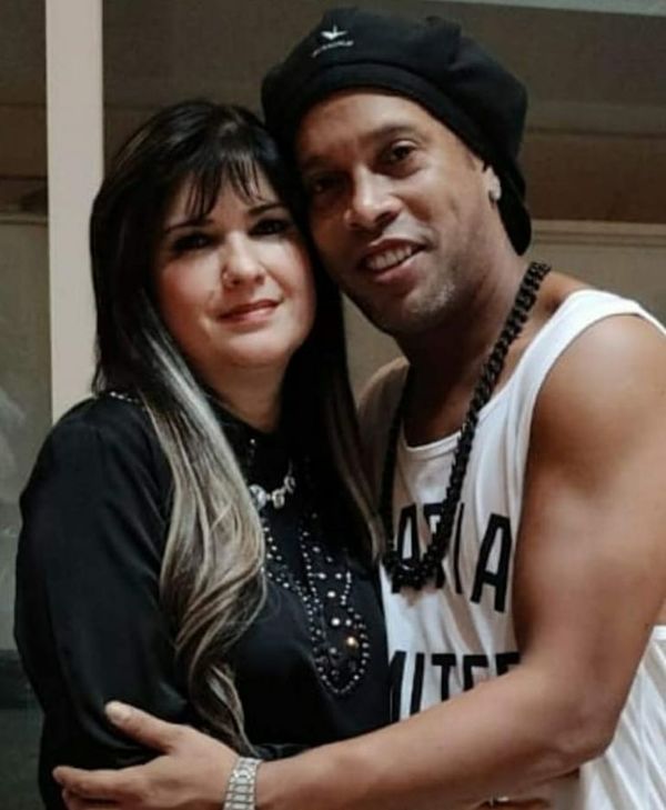 Caso Ronaldinho: Dalia López entregó documentos a Wilmondes Sousa, asevera abogado del brasileño - Ancho Perfil - ABC Color