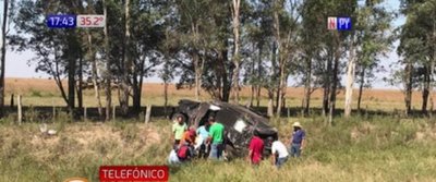 Vehículo en el que viajaba diputado vuelca en Villa Florida | Noticias Paraguay