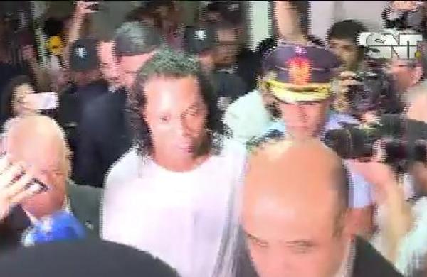 CASO Ronaldinho Gaucho: Permanecerá en el país, pero aún no ha sido imputado - SNT